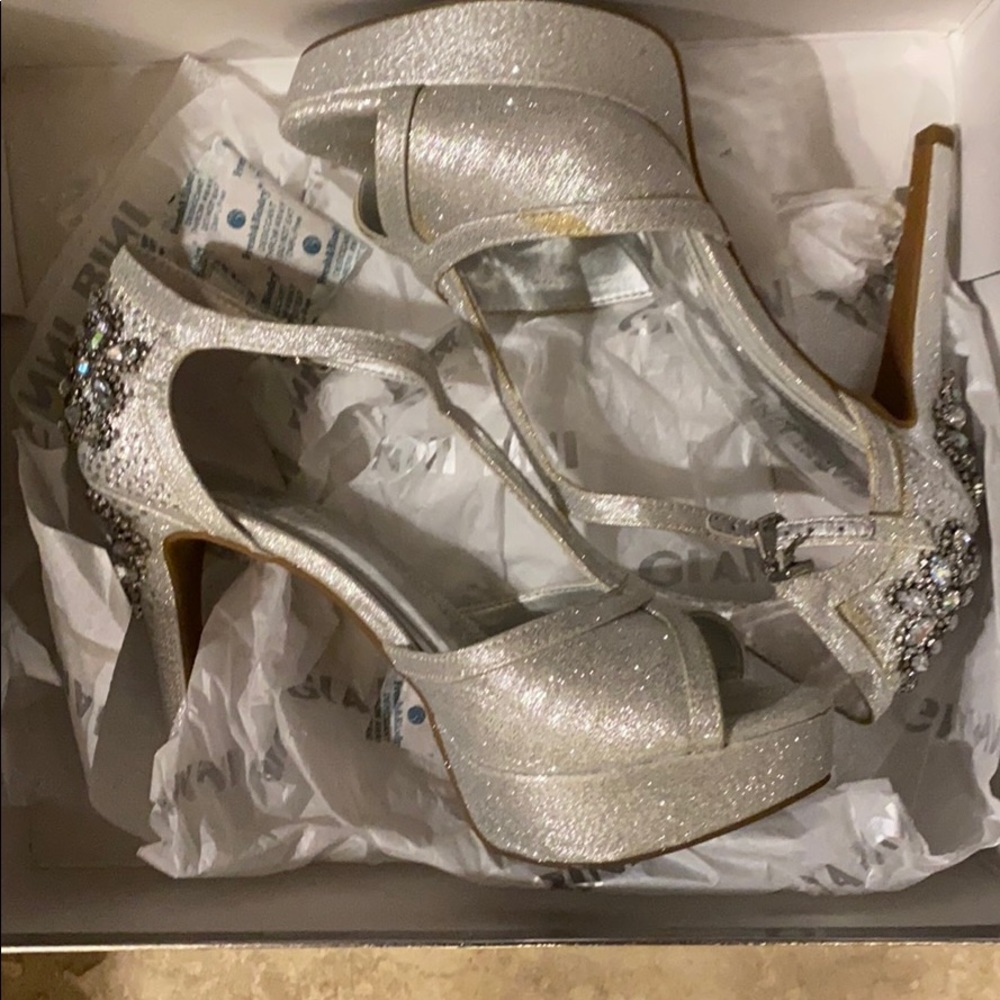 Gorgeous Blingy heels 👠